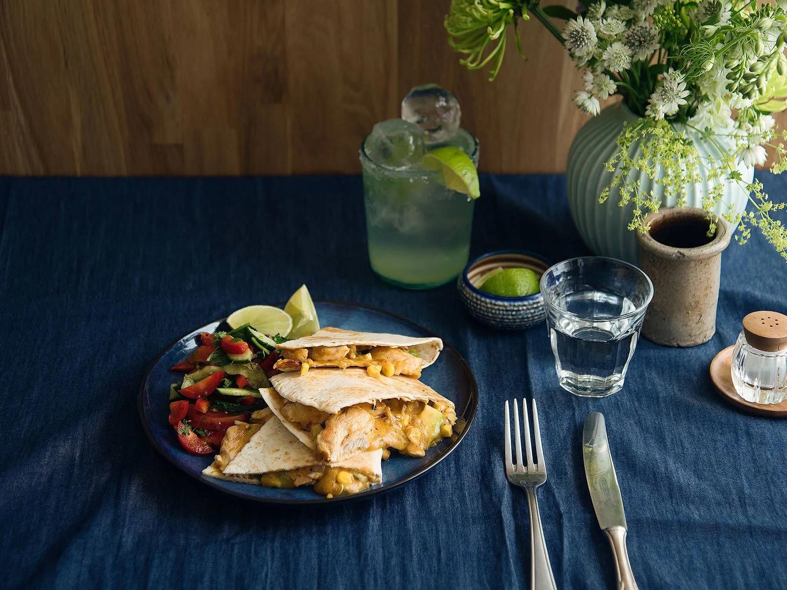 Quesadillas mit Hähnchen auf Paprika-Gurkensalat | Rezept | Kitchen ...