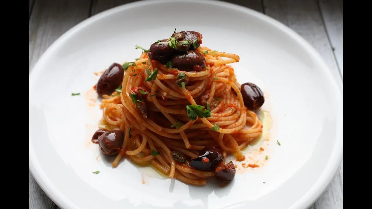 Spaghetti mit schwarzen Oliven und Kapern - YouTube