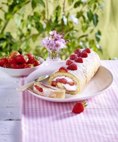 Erdbeer-Biskuitrolle mit Mascarpone Rezept | LECKER | Lecker ...