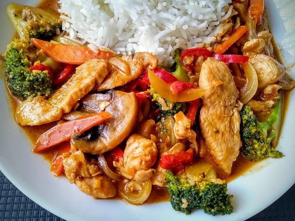 Schnelles Thai-Curry mit Huhn, Paprika und feiner Erdnussnote von ...
