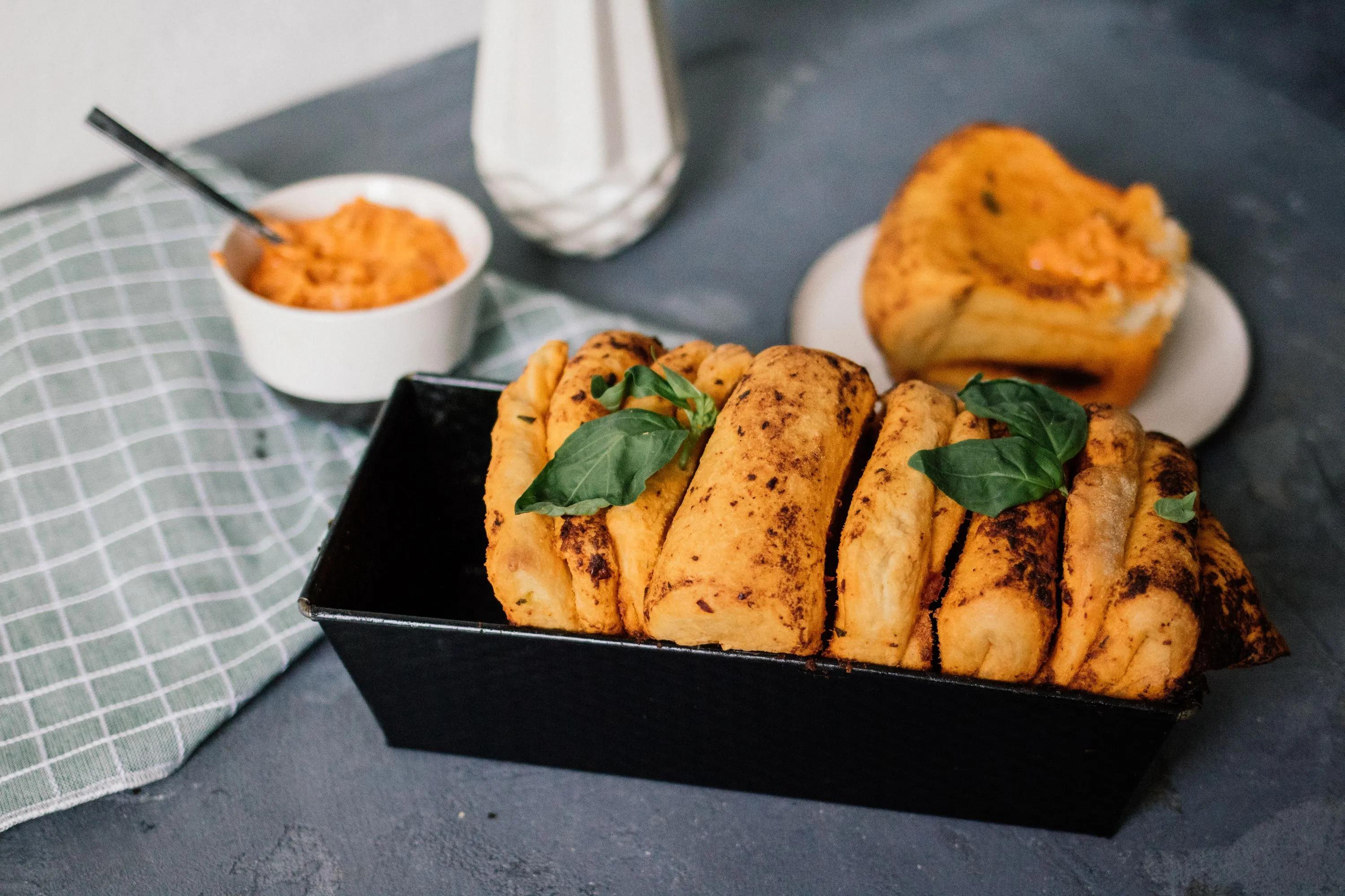 Vegan pull apart bread with ajvar butter | Rezept | Rezepte, Faltenbrot ...