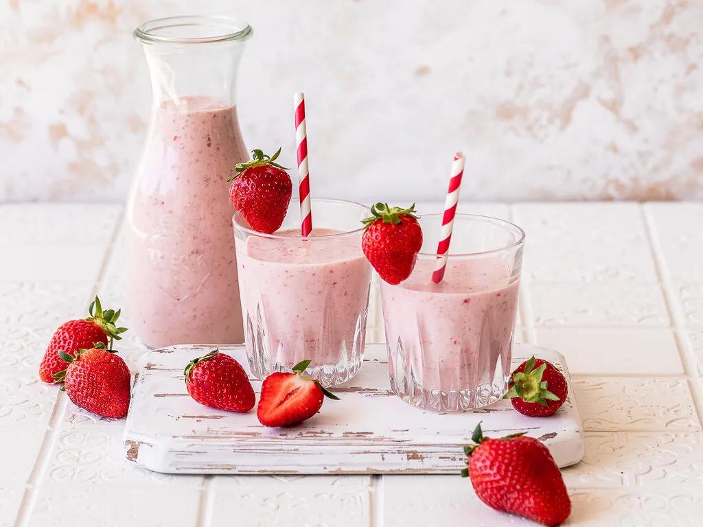 Erdbeer-Milchshake – Rezept mit Eis einfach selber machen | Einfach Backen