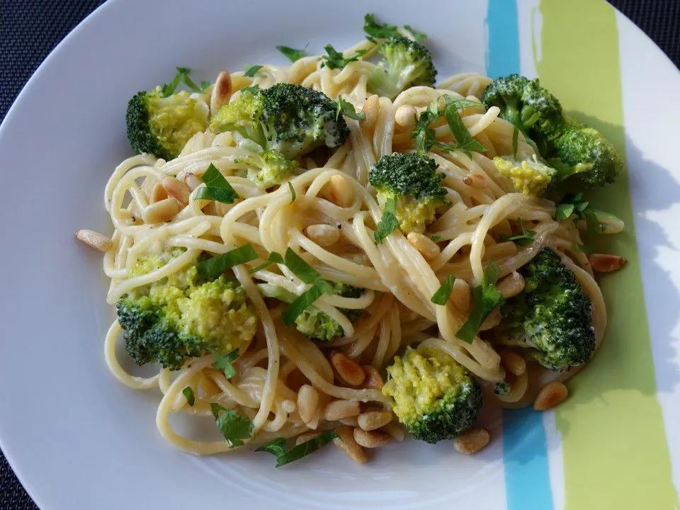 Brokkoli - Nudeln in Gorgonzola - Käse - Sauce | Broccoli pasta ...