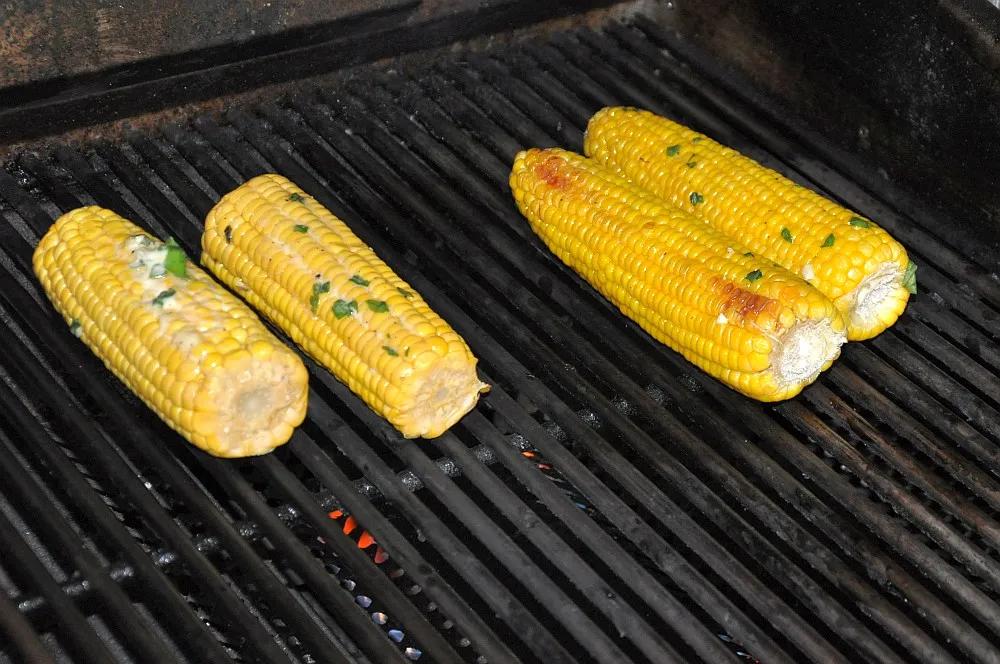 Gegrillter Mais - Maiskolben mit Basilikum-Limettenbutter | BBQPit.de