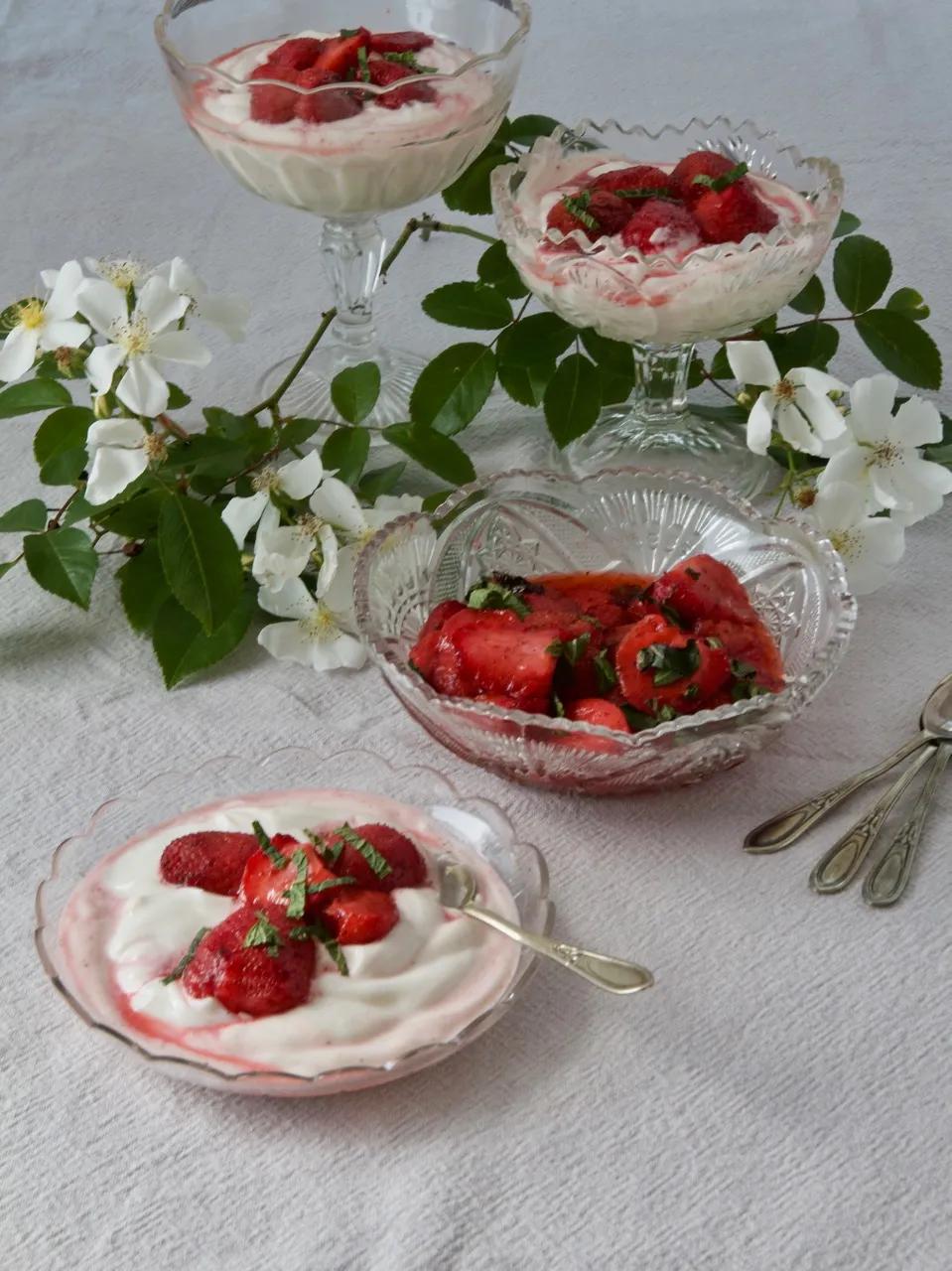 Joghurt-Creme mit gebackenen Erdbeeren - Labsalliebe
