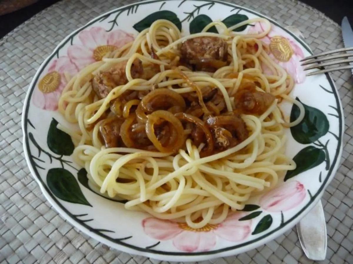 Gulasch : Zwiebelgulasch - aus dem Backofen - auf Spaghetti - Rezept ...