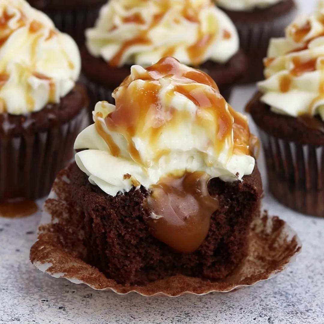 Schokoladen Cupcakes mit Karamellfüllung | Cupcake recipes chocolate ...