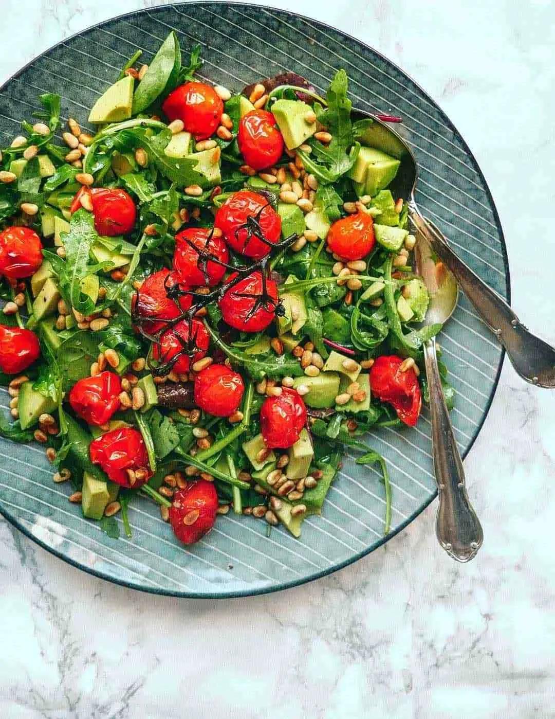 Rucola salad – Recipe with baked tomatoes and pine nuts
