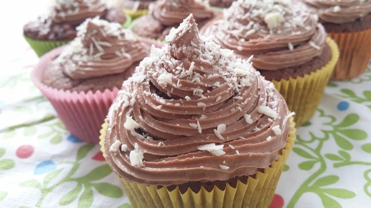 Rezept: Schokoladen Cupcakes mit Schokoladen-Frosting und ...