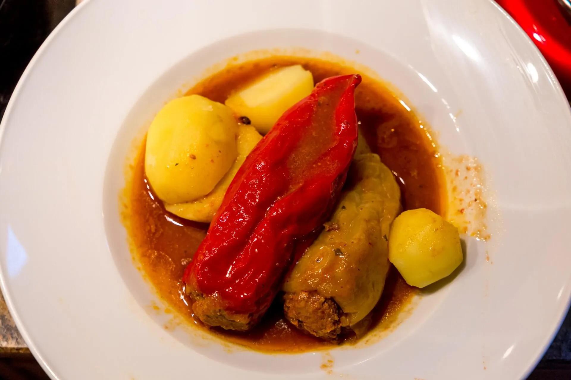 Gefüllte Paprika – ungarischer Klassiker mit Hackfleisch, Reis &amp; Tomaten