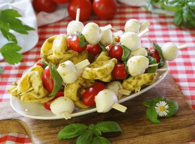 Fingerfood auf italienisch: Tortellini mit Tomate &amp; Mozzarella