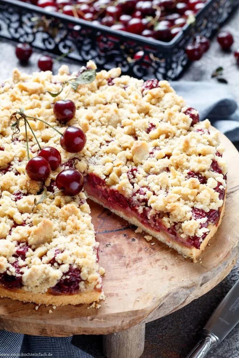 Einfacher Kirschkuchen mit Marzipan und Streusel - emmikochteinfach