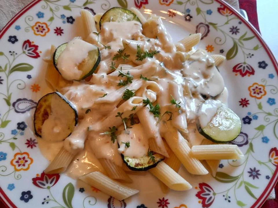 Nudeln mit Käse-Sahne-Zucchini-Soße von Haselbasel| Chefkoch