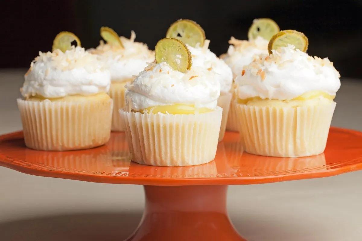 Key Lime Coconut Cupcakes with White Chocolate Frosting | Cupcake ...