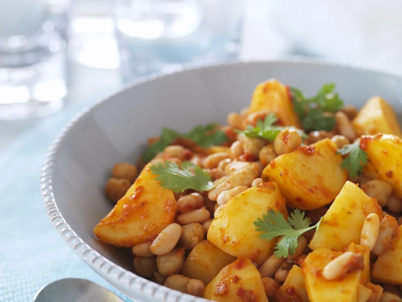 Kartoffelpfanne mit Kichererbsen und Cannellini-Bohnen Rezept | EAT SMARTER