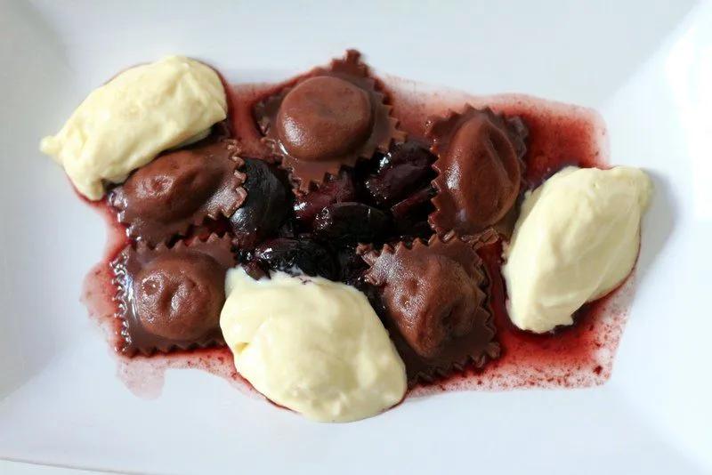 Schokoladenravioli auf Kirschkompott mit weißer mousse au chocolat ...