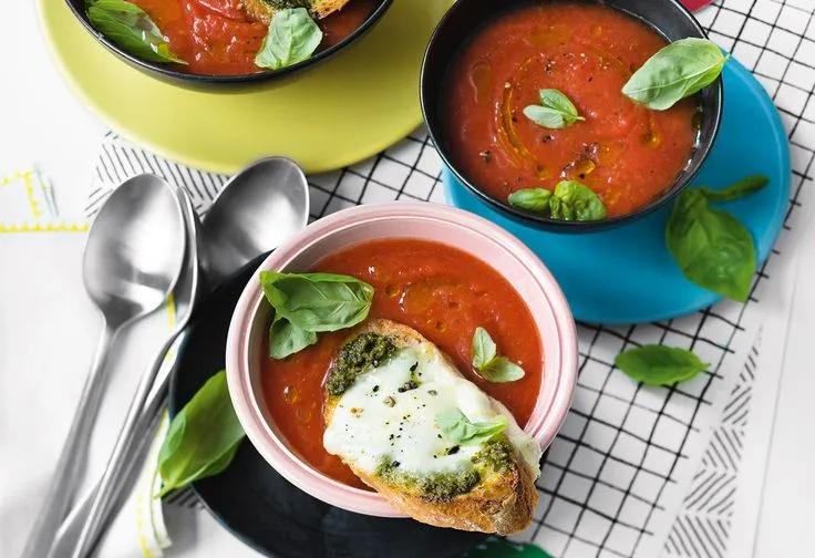 Tomatensuppe mit Pesto-Mozzarella-Crostini | Frisch Gekocht | Rezept ...