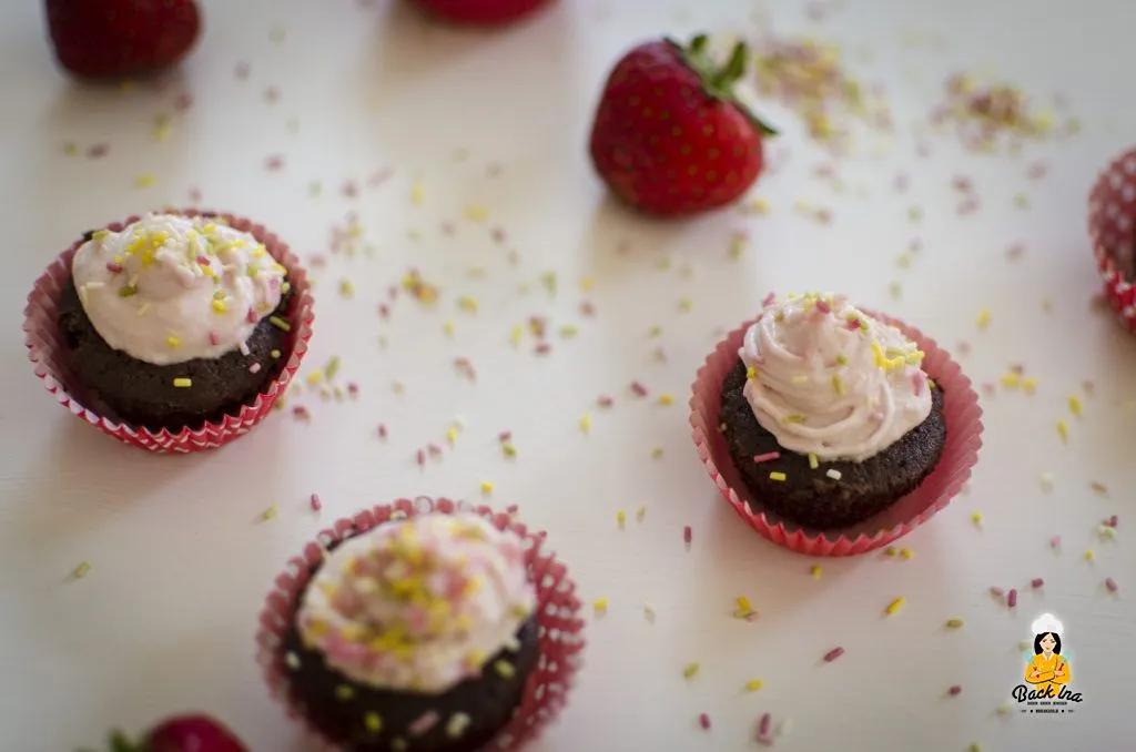 Mini Schoko Cupcakes mit Erdbeer Topping | Backina.de