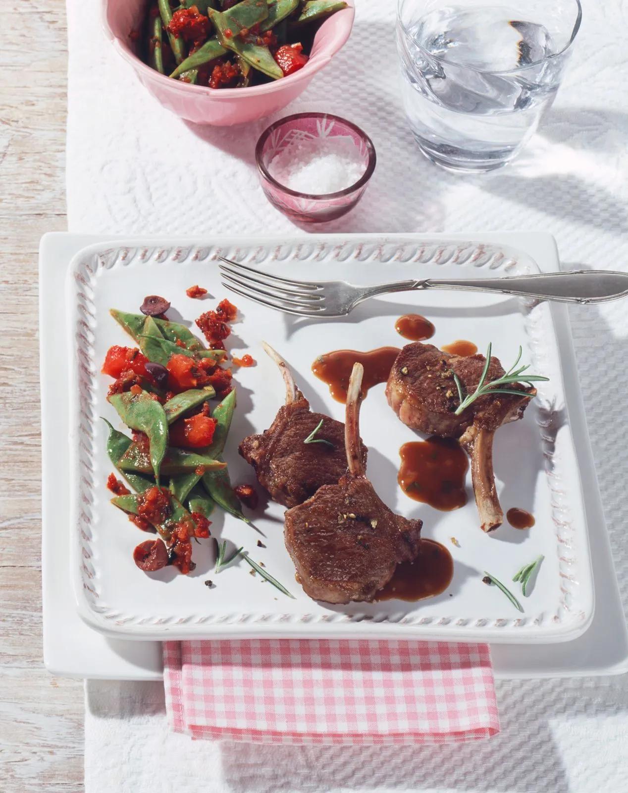 Lammkoteletts mit mediterranem Bohnengemüse Rezept | EAT SMARTER