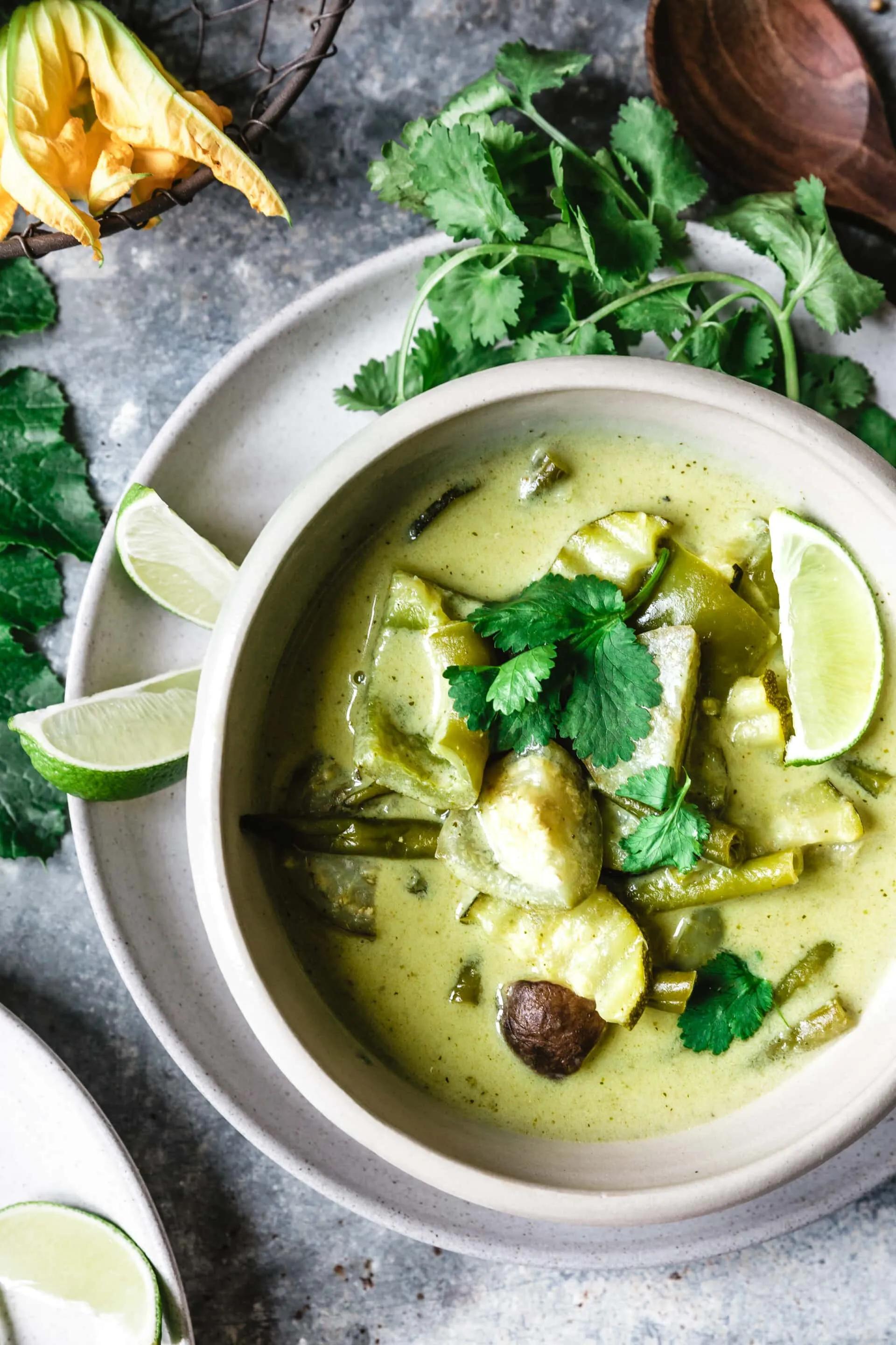 Grünes Thai-Curry mit Zucchini &amp; Auberginen · Eat this! Foodblog für ...