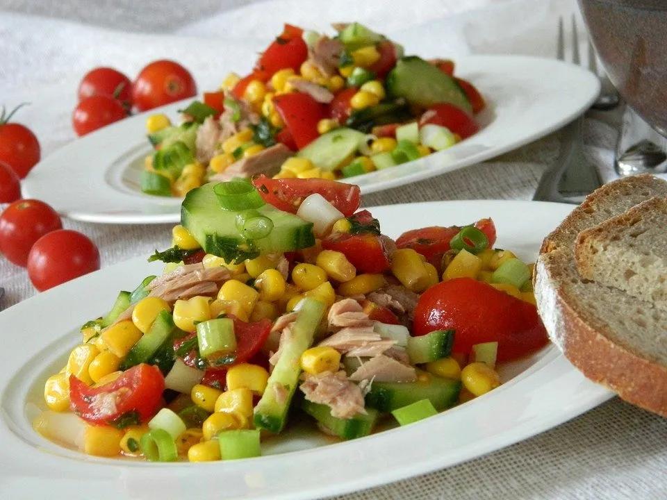 Tomate-Gurke-Mais-Salat mit Thunfisch und Petersilie von fische242 ...