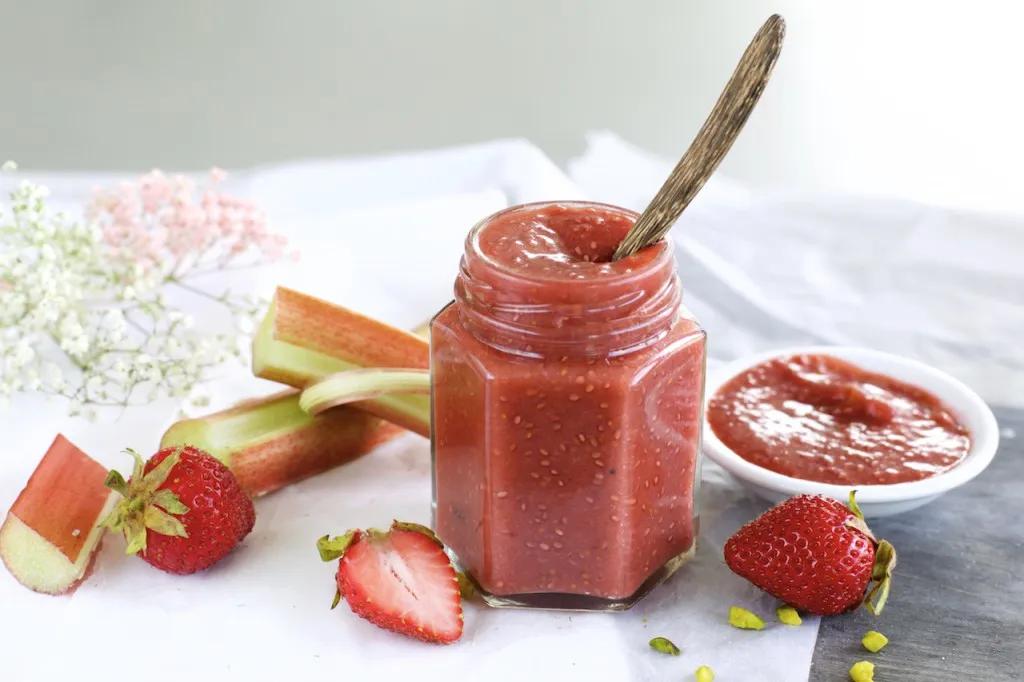 Selbstgemachte Erdbeer-Rhabarber-Marmelade mit Chia - NaturallyGood