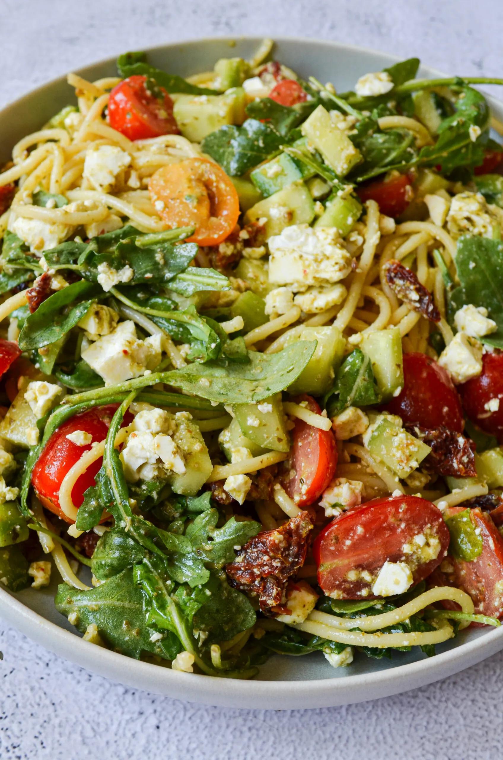 Spaghetti Salat mit Feta und Pesto - Mycarbcrew