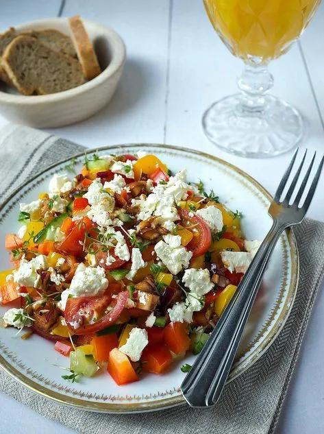 Dieser Paprika-Salat mit Tomate, Gurke und Feta ist ein ...