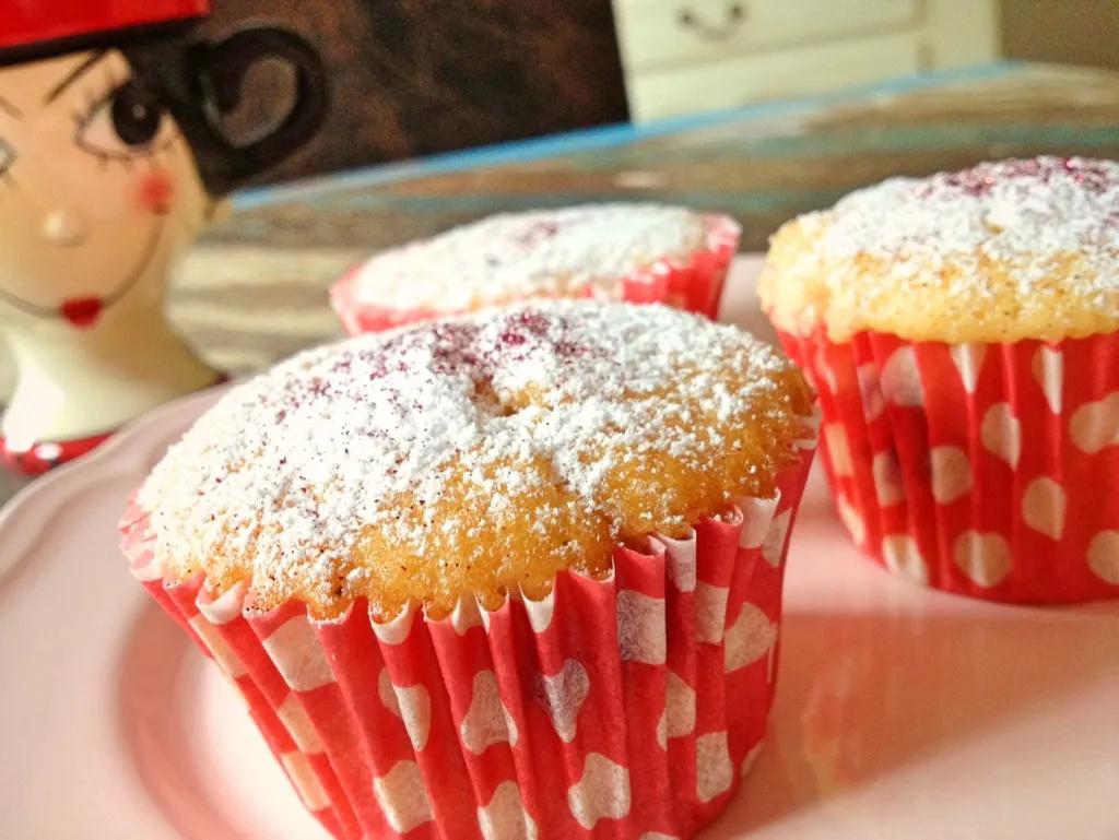 Einfache Vanille-Kirsch-Muffins | Feinkostpunks.de