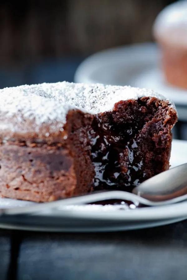 Saftiger Schokoladenkuchen mit flüssigem Kern | Rezept | Schokoladen ...