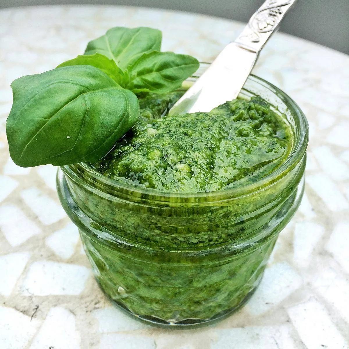 Basilikum Pesto mit roten Linsen Fusilli