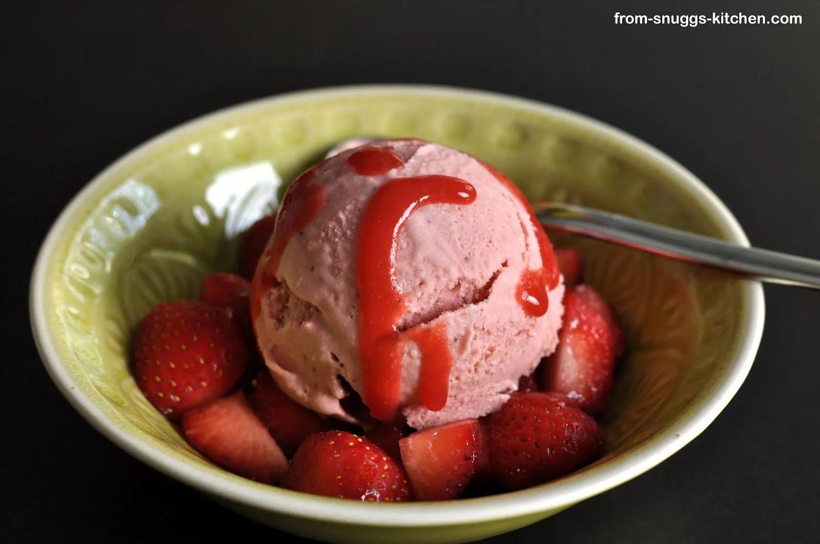 strawberry ice with roasted strawberries and greek yogurt / erdbeereis ...