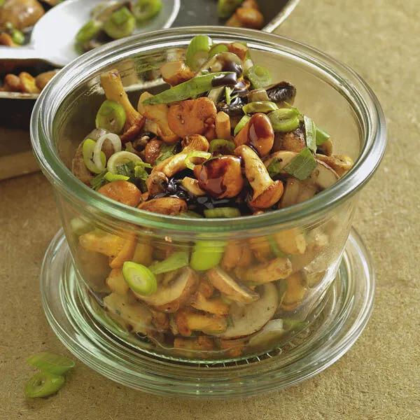 Pilzsalat mit Kürbiskern-Dressing Rezept | Küchengötter