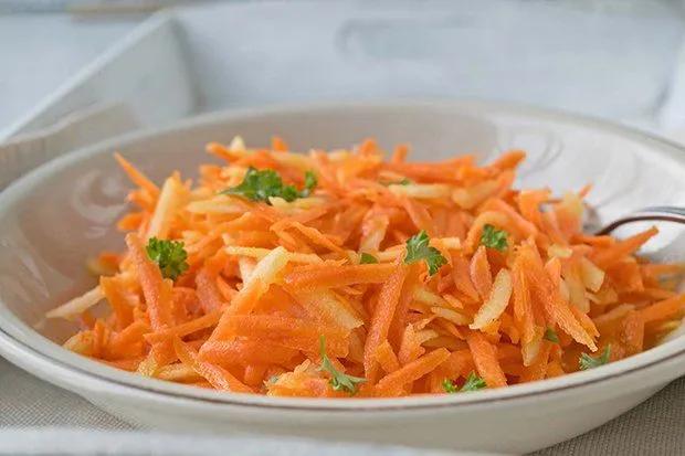 Rüeblisalat - Rezept | Rezept | Karottensalat rezept, Karotten salat ...
