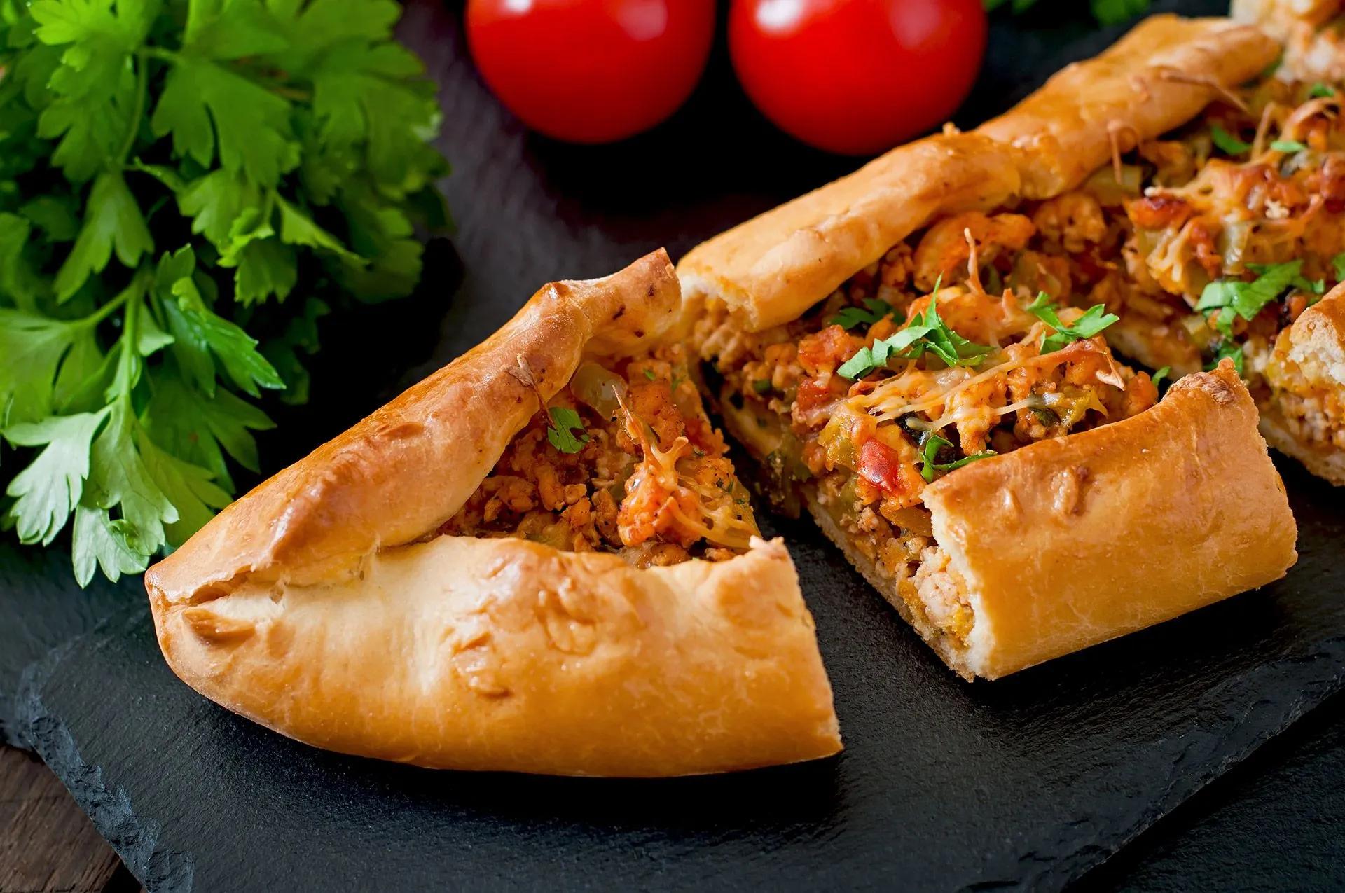 Herzhaftes, türkisches Pide mit Fleisch &amp; Gemüse | Jetzt nachkochen ...