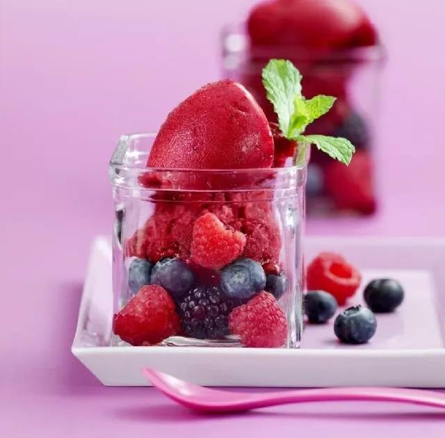 Rezept: Selbstgemachtes Beerensorbet | Apotheken Umschau