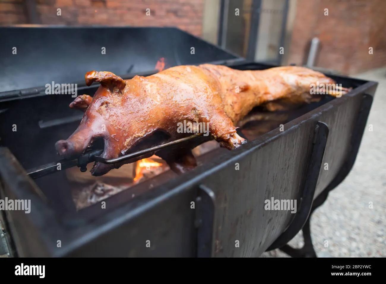 Schwein auf grill -Fotos und -Bildmaterial in hoher Auflösung – Alamy