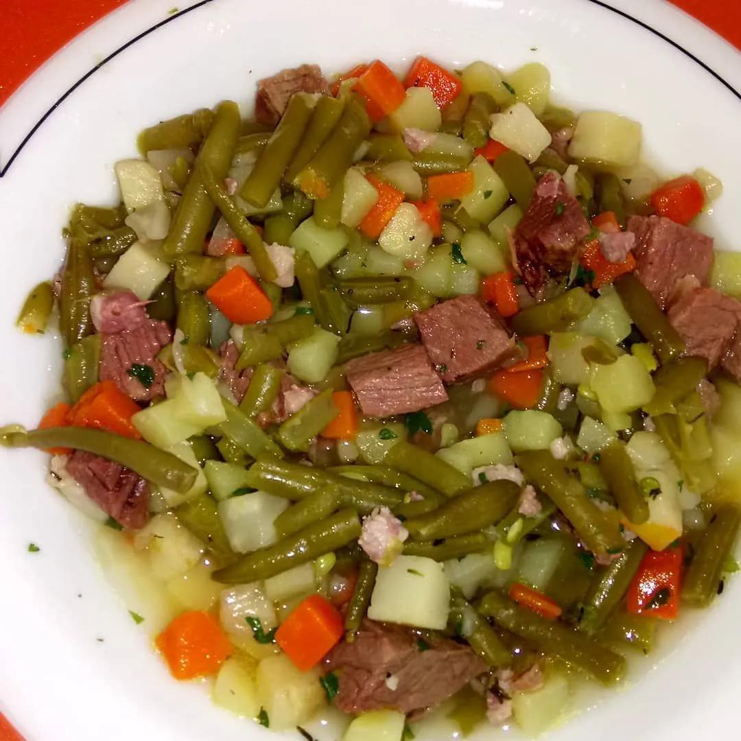 Grüne bohneneintopf mit Rindfleisch. War echt lecker, etwas Maggi ...