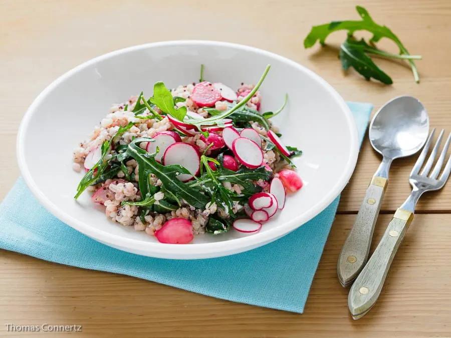 Radieschen-Salat mit Graupen, Ziegenfrischkäse und Rucola - Dreiminutenei