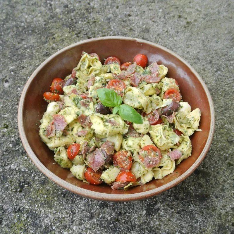 Einfacher Tortellinisalat mit Salami - Küchensprint | Tortellinisalat ...