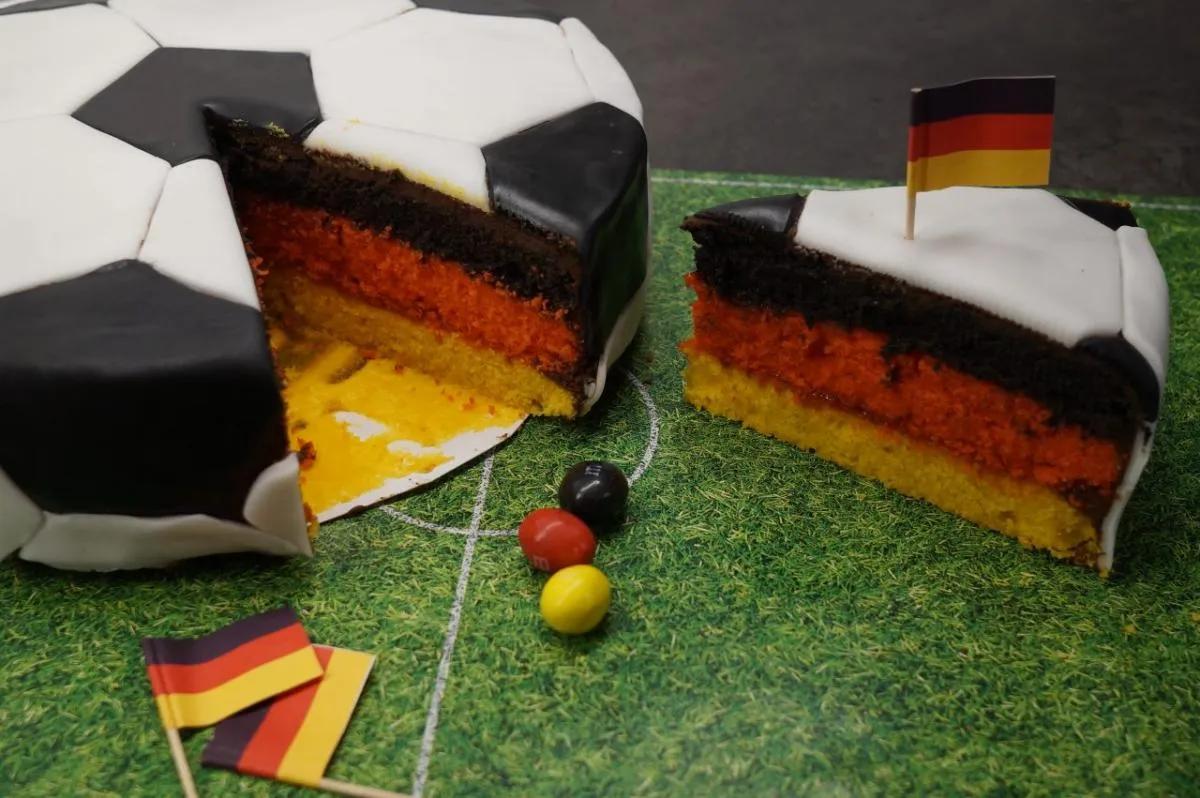WM-DE-Fussball Kuchen – Sabrinas Backvergnügen