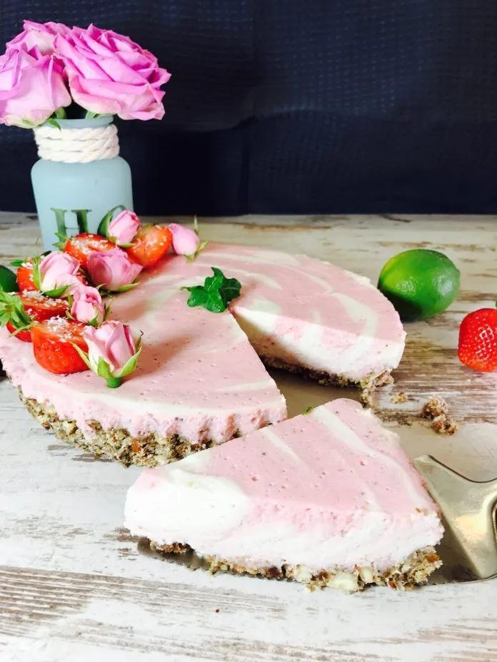 Erdbeer-Quark-Mandel-Torte ohne Backen - Rezept ohne Zucker | Torte ...