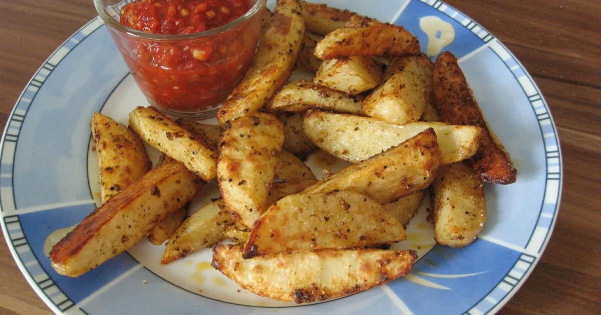 Knusprige Ofenkartoffeln mit Tomatendip - einfach &amp; lecker ...