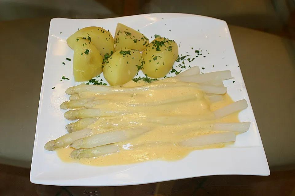 Spargel mit Sauce Hollandaise, neuen Kartoffeln und Kalbfleisch von ...