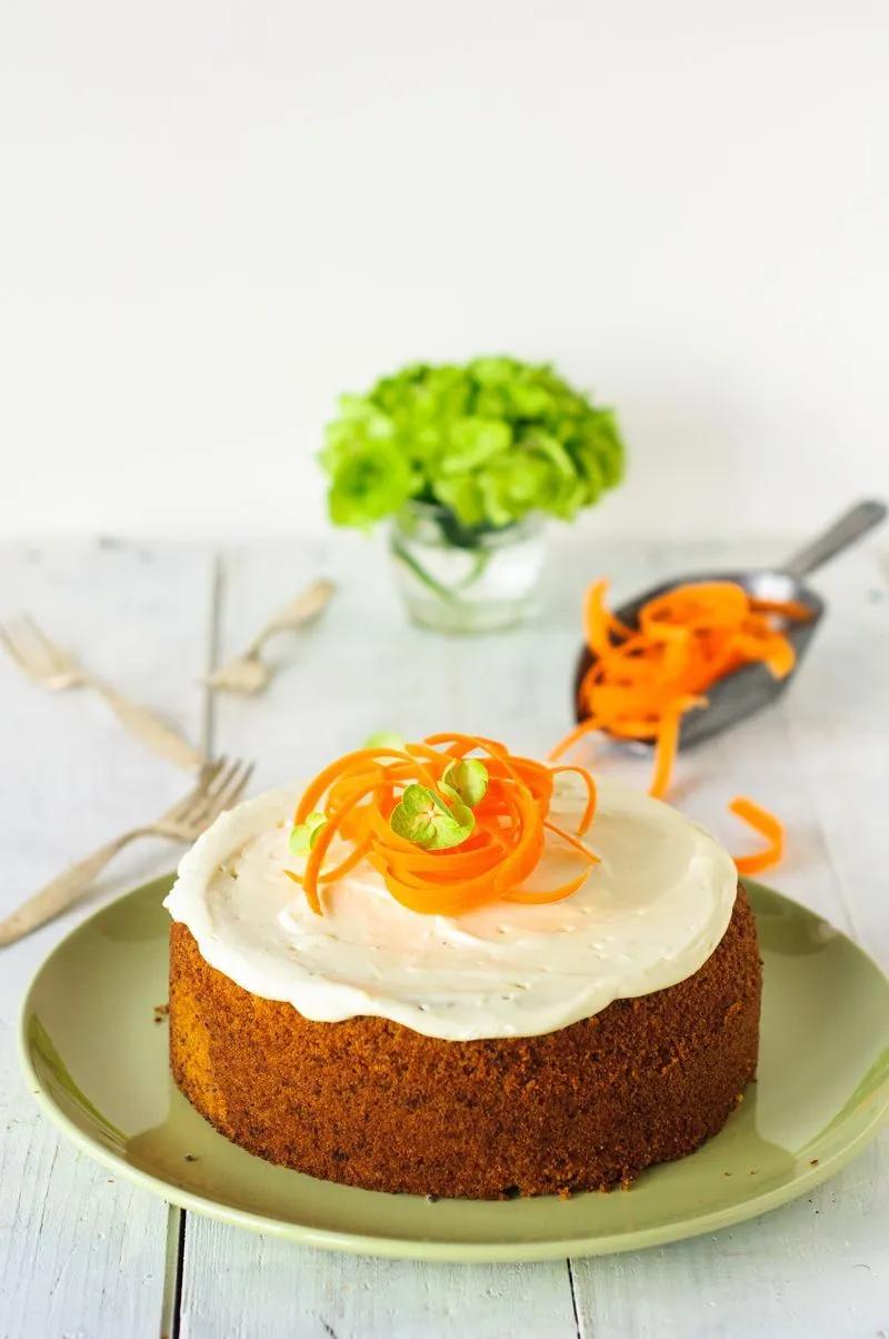 Saftiger Karottenkuchen mit Dinkelmehl - das beste Carrot Cake Rezept ...