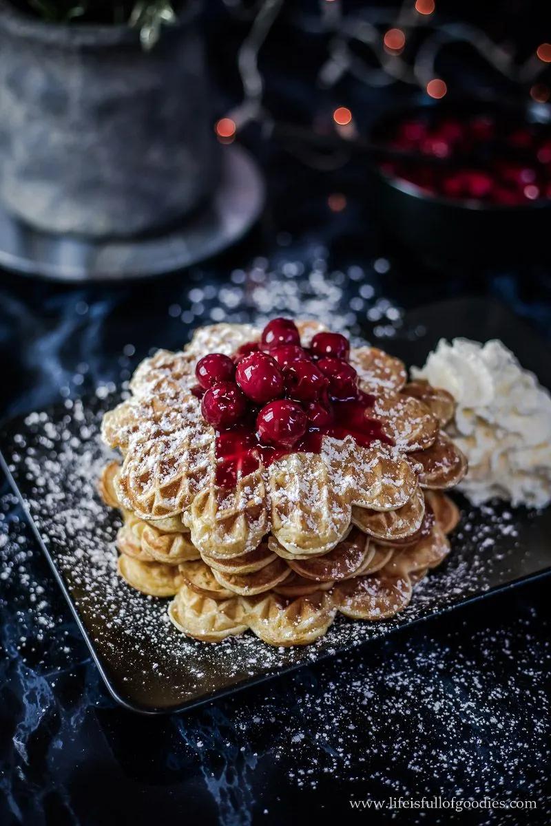 Buttermilchwaffeln mit Glühweinkirschen Watermelon Recipes Drinks, Gin ...