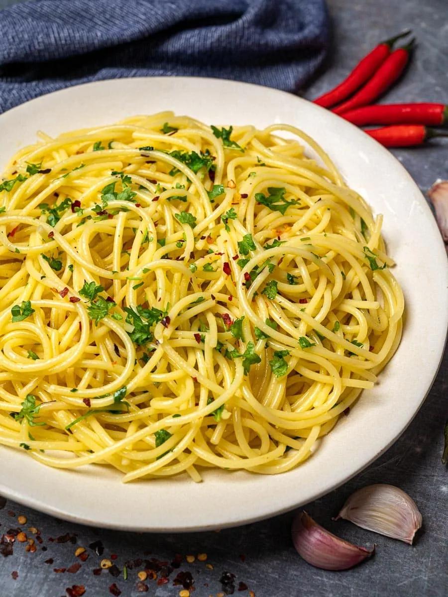 Spaghetti Aglio Olio e Peperoncino – Skinny Spatula