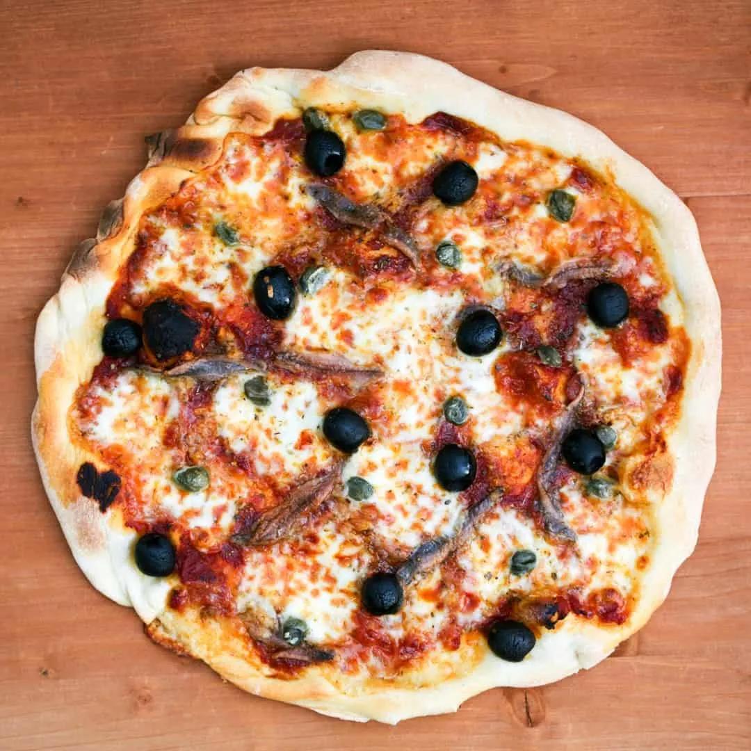 Pizza Napoli - Pizza mit Sardellen, Oliven und Kapern - Mediterran Kochen