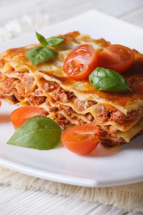 Italienische Lasagne Mit Frischem Basilikum Auf Einer Platte Horizontal ...