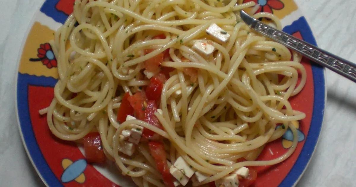 Spaghetti-Salat mit Feta und Tomaten - einfach &amp; lecker | DasKochrezept.de